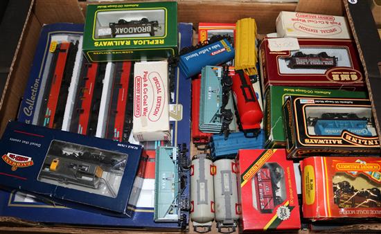 Comprehensive train set inc 18-20 locos, Gresley A4 Pacific by Bachmann